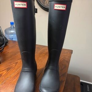 New Women’s Hunter Boots w assorted socks.